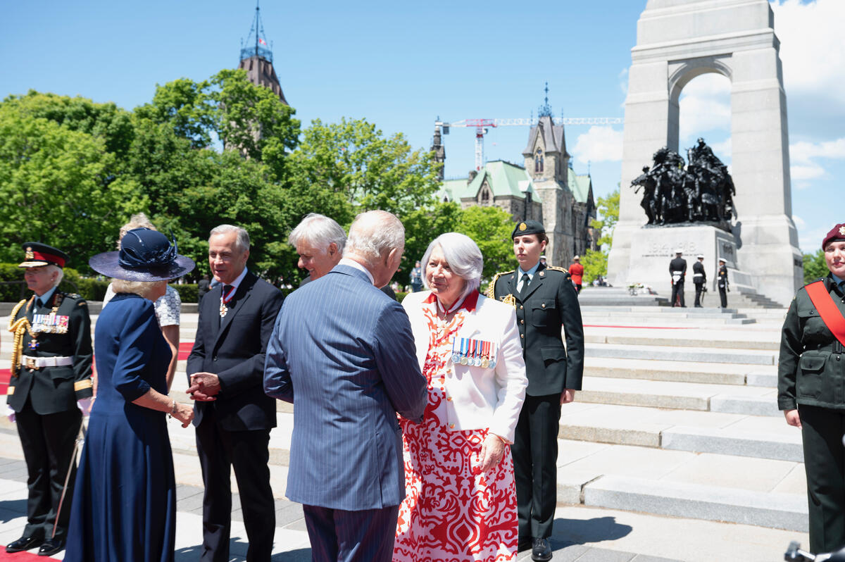 His Majesty King Charles III shaking hands with Her Excellency near the Tomb of the Unknown Soldier.