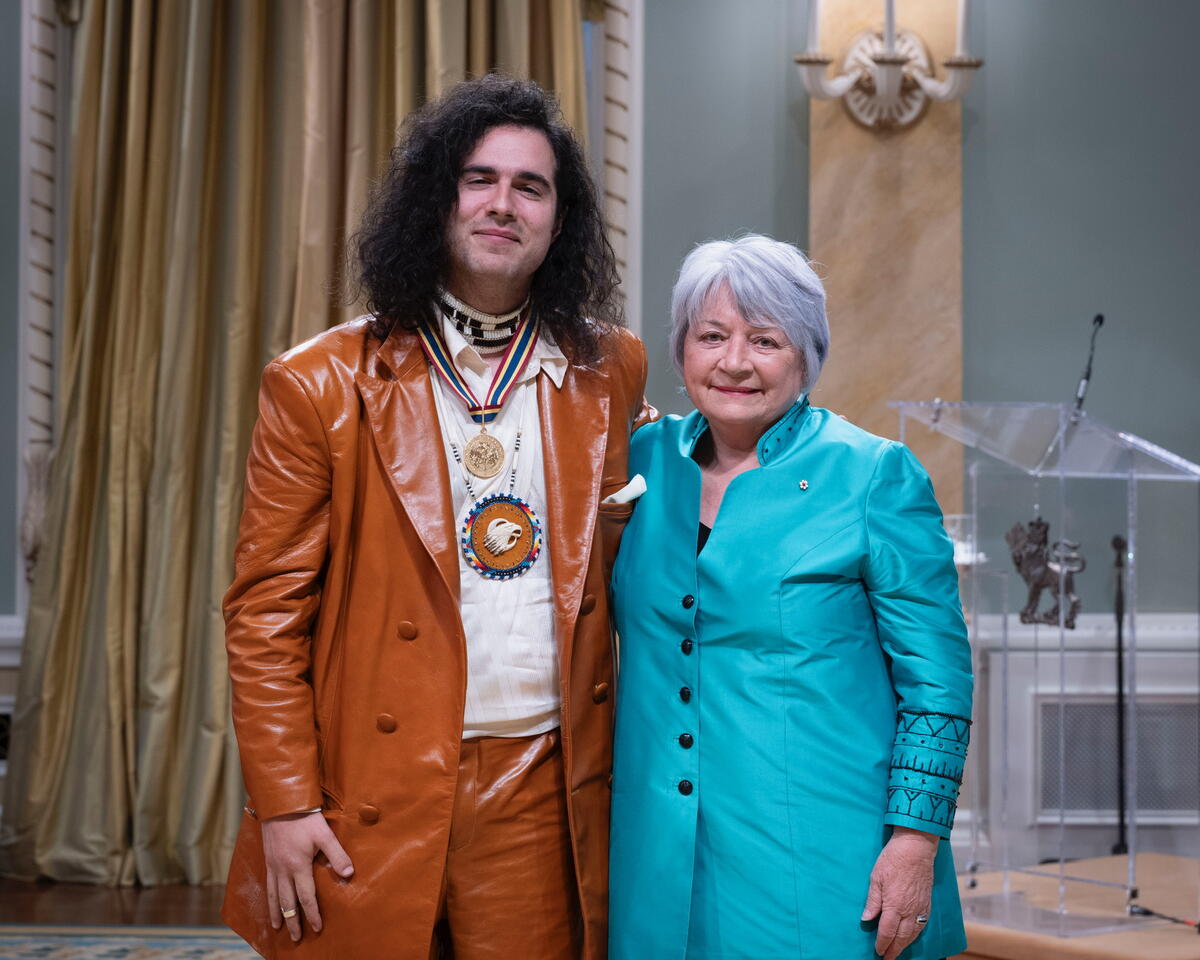 Jeremy Dutcher et la gouverneure générale lors de la cérémonie de remise des Prix du Gouverneur général pour les arts du spectacle.