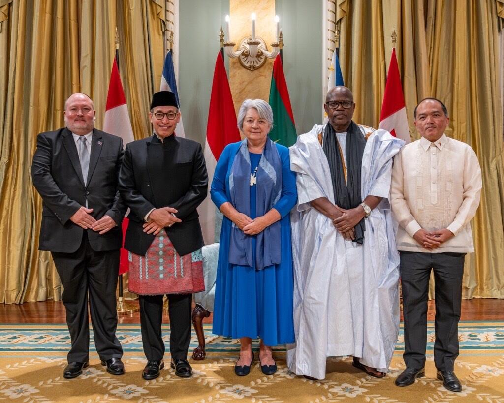 La gouverneure générale Simon avec quatre nouveaux chefs de mission. Les drapeaux de chaque pays se trouvent derrière eux.