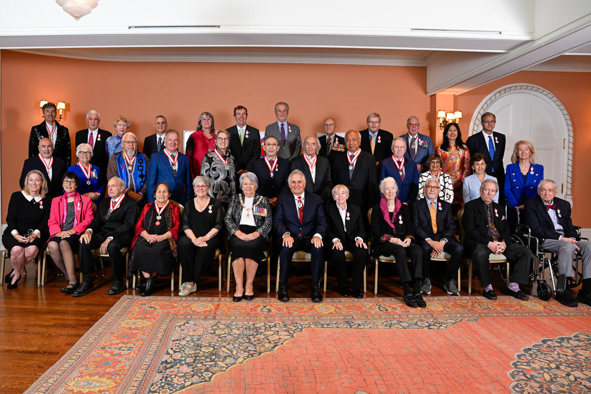 La gouverneure générale Mary Simon posant avec les personnes nommées à l'Ordre du Canada.
