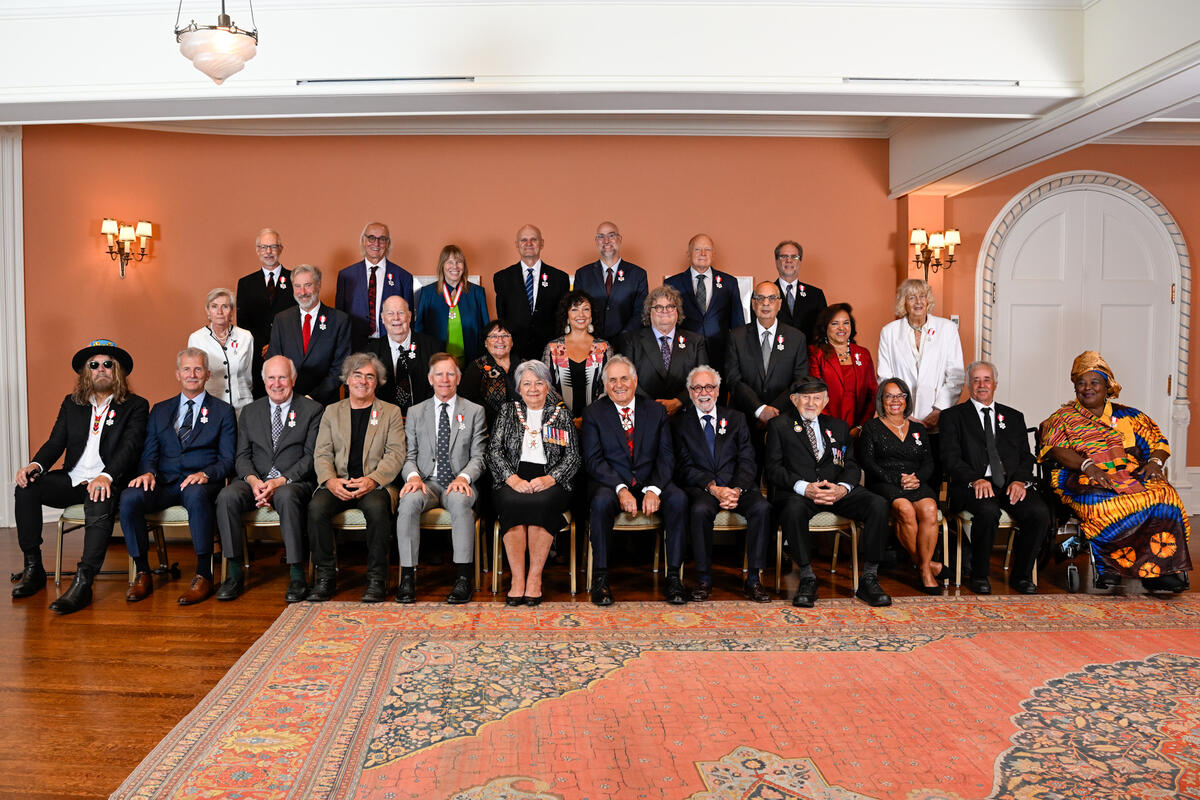 La gouverneure générale Mary Simon posant avec les personnes nommées à l'Ordre du Canada.