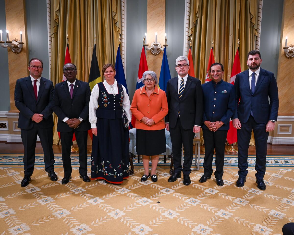 La gouverneure générale Simon avec six nouveaux chefs de mission. Les drapeaux de chaque pays se trouvent derrière eux.