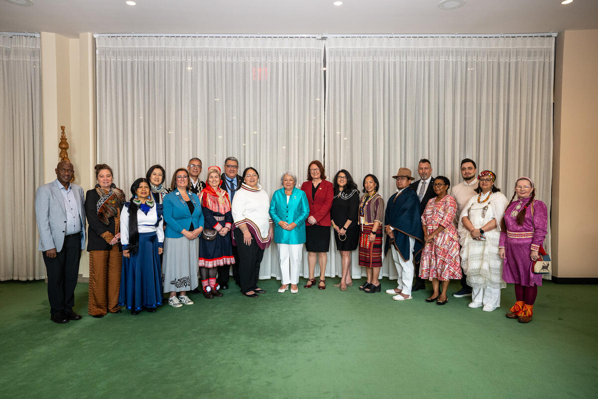 La gouverneure générale Mary Simon pose pour une photo de groupe avec les membres du Forum permanent des Nations Unies sur les questions autochtones.