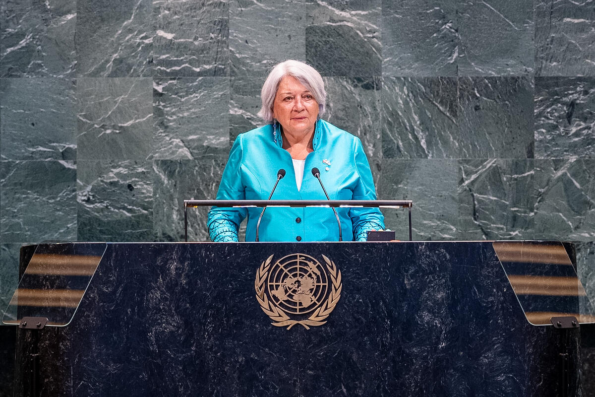 La gouverneure générale Mary Simon se tient debout derrière un pupitre dans une salle de conférence de l'ONU.