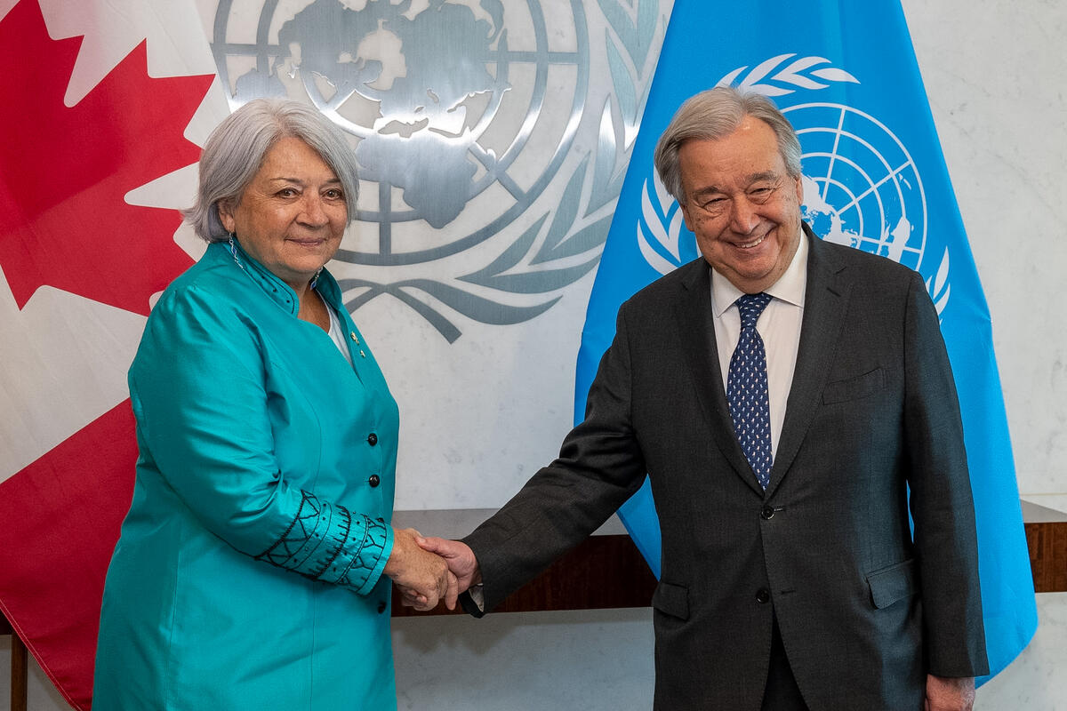 La gouverneure générale Mary Simon serre la main du secrétaire général des Nations Unies, António Guterres.