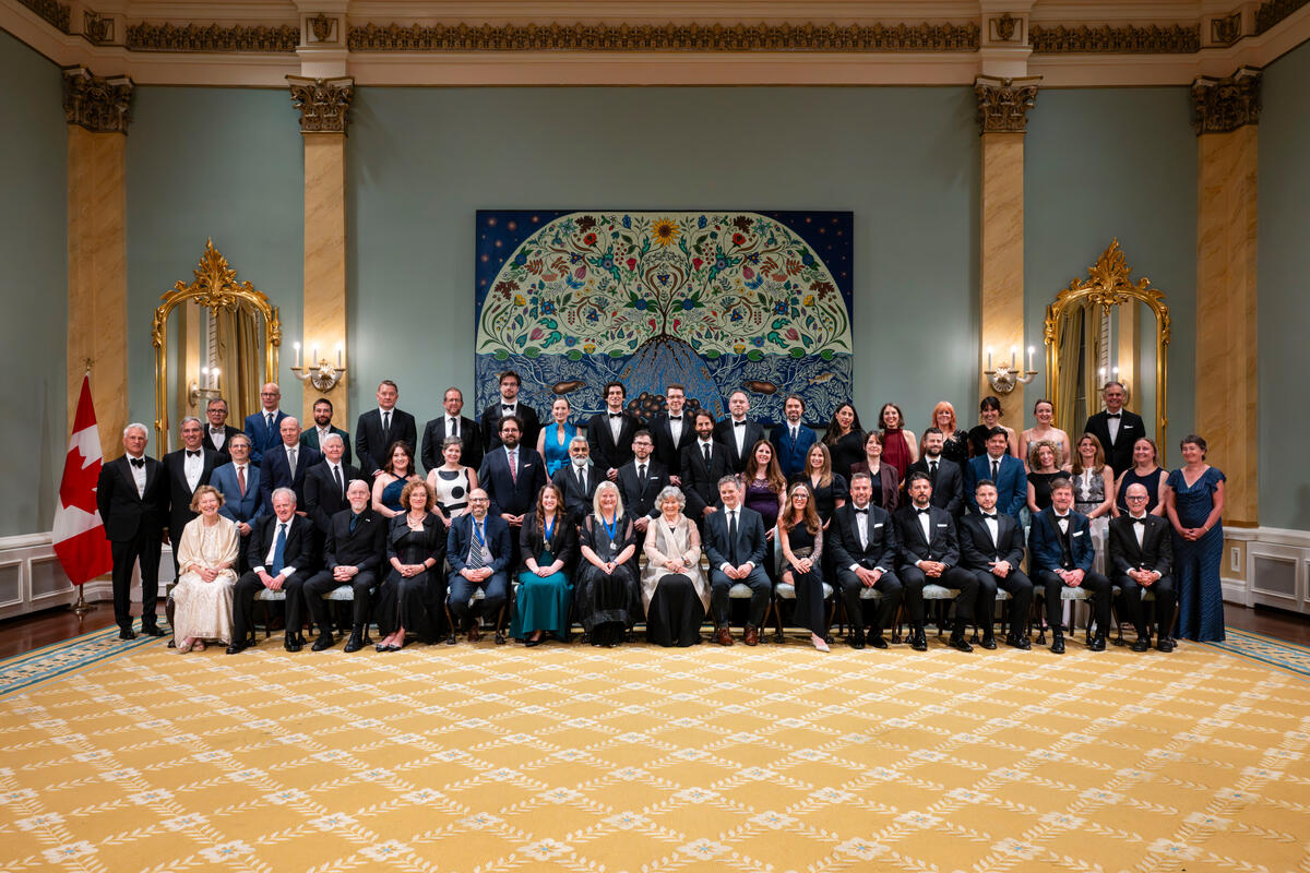 Un groupe de personnes ayant participé à la cérémonie de remise des prix Michener. La gouverneure générale Louise Arbour est assise au premier rang.