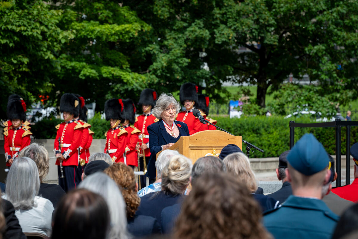 La gouverneure générale Arbour prenant la parole depuis un podium installé devant le Mémorial national de guerre, à Ottawa.