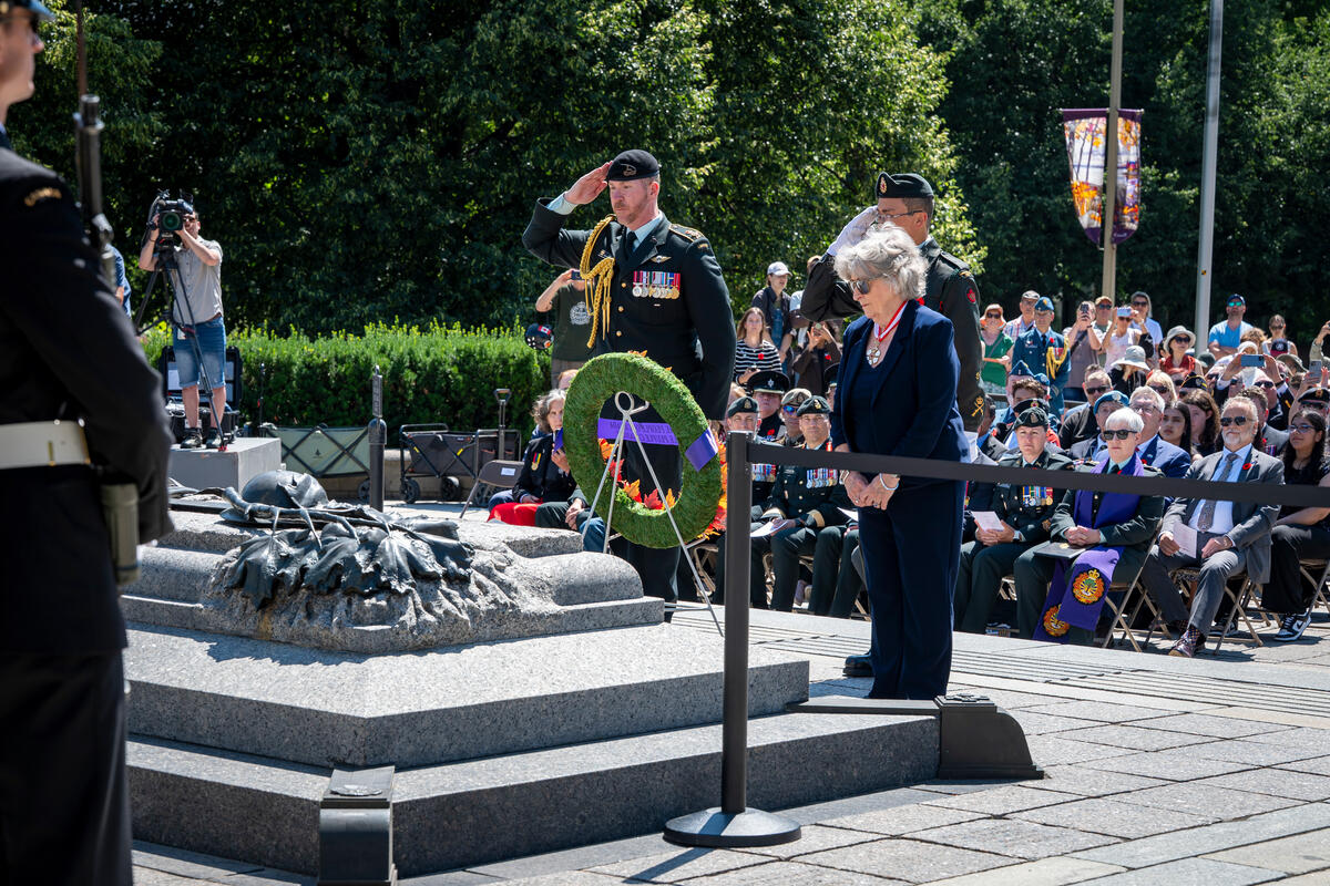 La gouverneure générale Arbour debout devant la gerbe qu’elle a déposée devant le Monument commémoratif de guerre du Canada, à Ottawa.