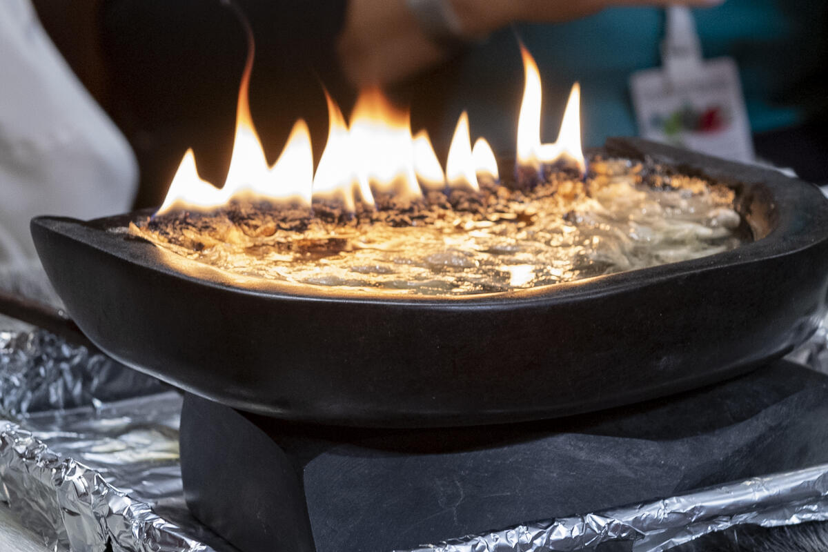 Un qulliq - une lampe à huile traditionnelle.