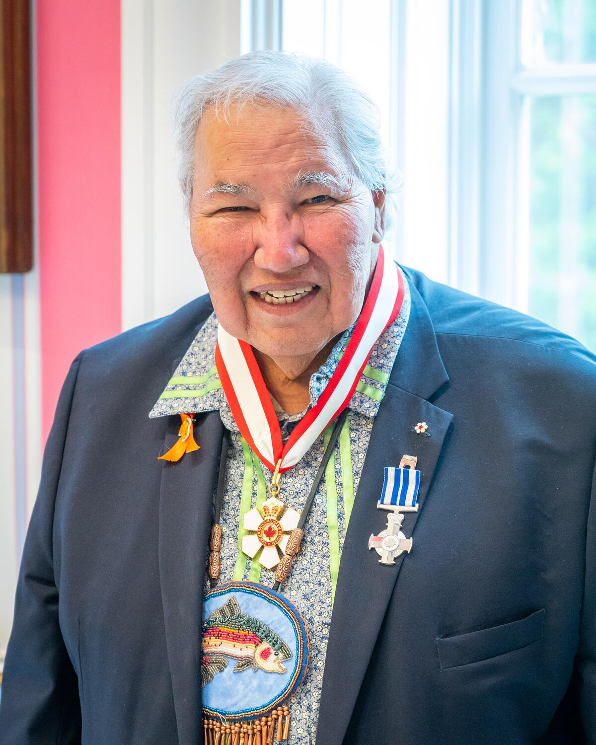 M. Murray Sinclair sourit à la caméra, il porte l'Ordre du Canada et d'autres décorations honorifiques.