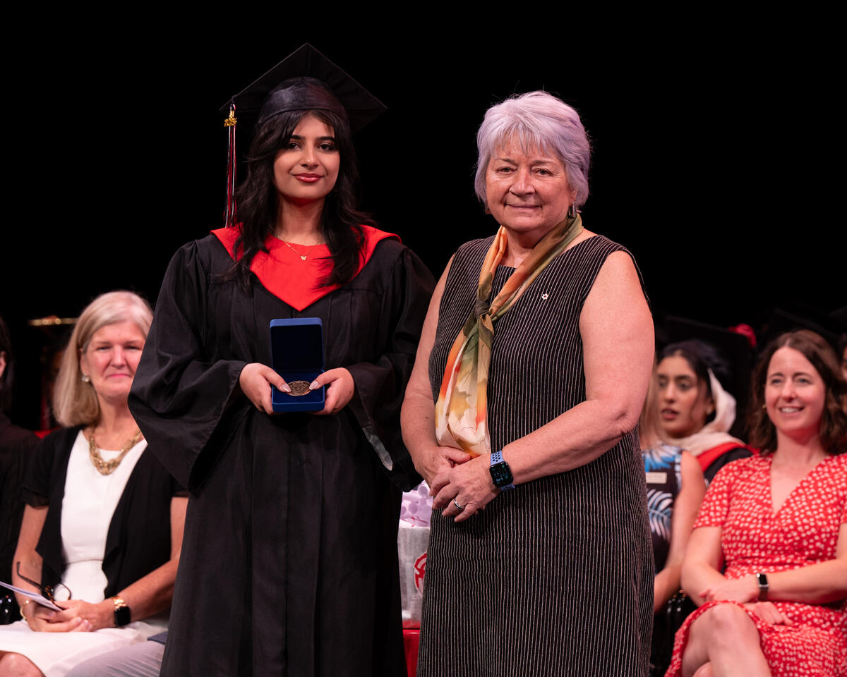 La gouverneure générale Mary Simon à côté d'un élève de Gloucester High School qui a reçu la médaille académique de la gouverneure générale pour son excellence académique.
