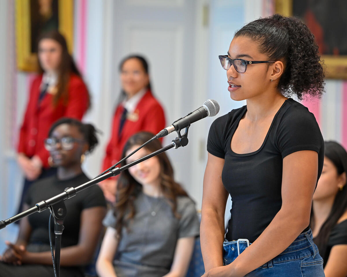 Photo d’une personne parlant au micro.