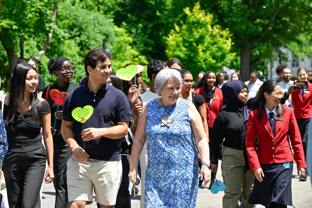 Un groupe de personnes marchant avec la gouverneure générale Mary Simon.