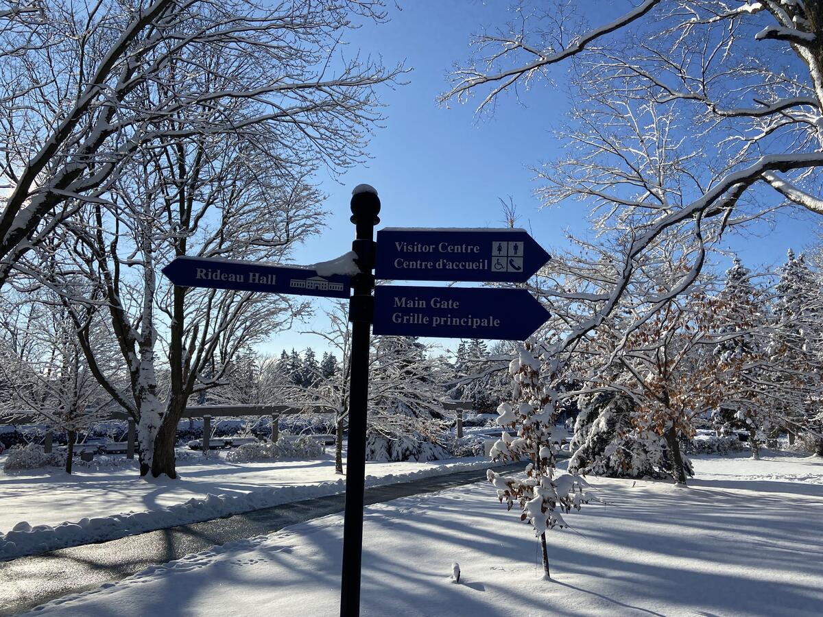 Panneau indicateur avec trois flèches.