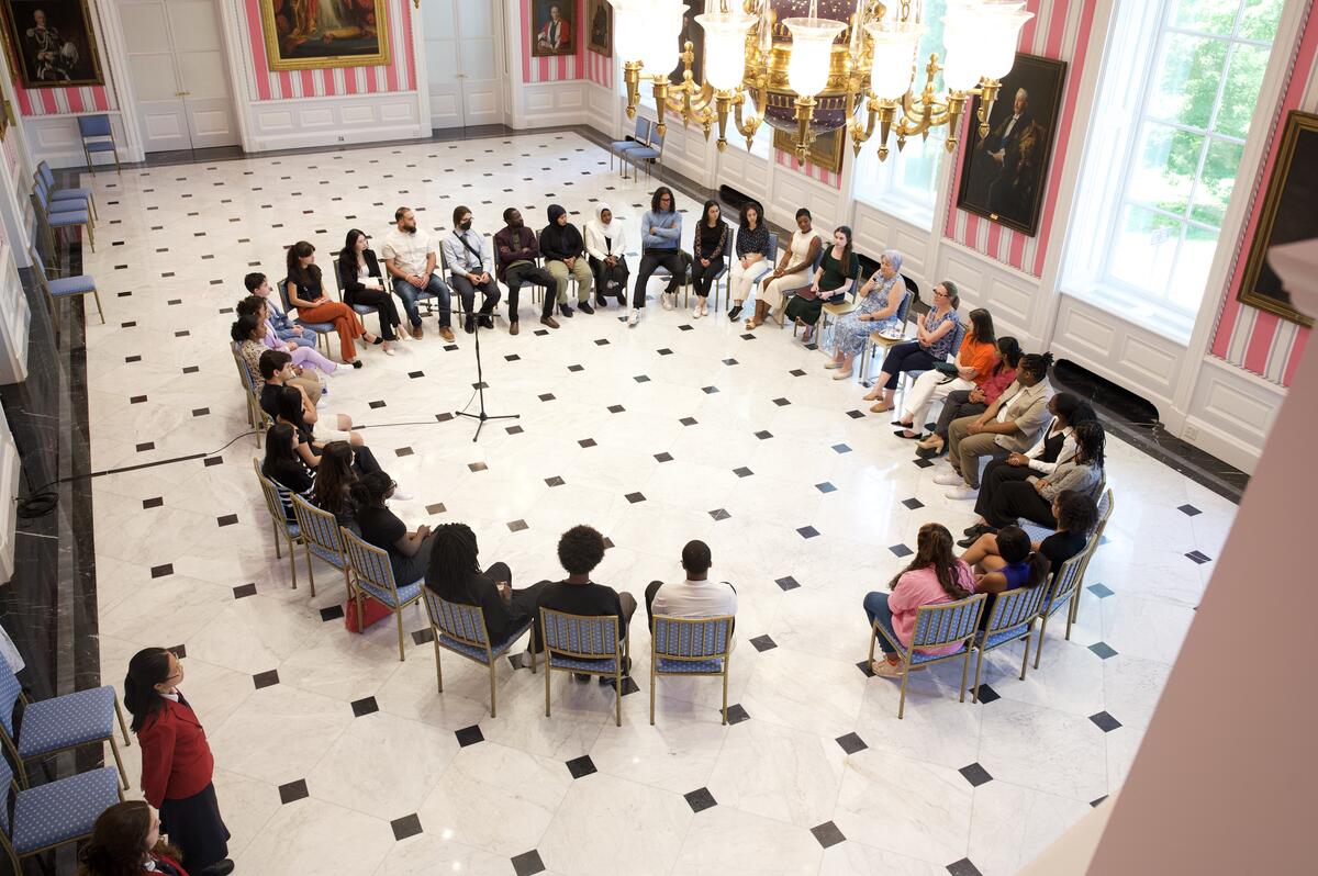 Photo de groupe des jeunes avec la gouverneure générale Mary Simon en cercle.