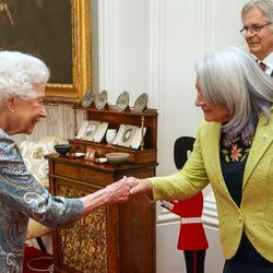 Son Excellence la très honorable Mary Simon, gouverneure générale du Canada, serrant la main de Sa Majesté la reine Elizabeth II. 