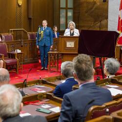 La gouverneure générale Marie Simon prononce son allocution sur le podium de la salle du Sénat.