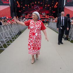 La gouverneure générale Marie Simon marche et salue la foule rassemblée pour la célébration de la fête du Canada.