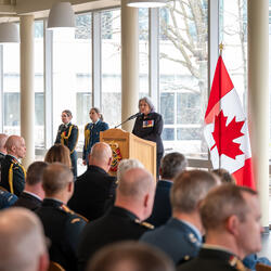 La gouverneure générale Mary Simon prononce son discours devant une salle remplie de membres des Forces armées canadiennes accompagnés de leurs familles
