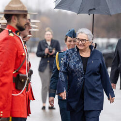 La gouverneure générale Mary Simon inspecte une garde d'honneur composée de membres de la Gendarmerie royale du Canada