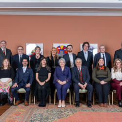 La gouverneure générale Mary Simon et M. Whit Fraser posant avec les lauréats des Prix d'histoire du gouverneur général.