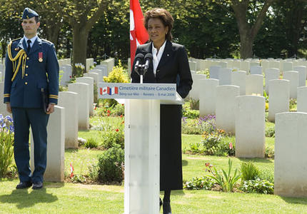 Cérémonie solennelle au cimetière militaire canadien de Bény-Reviers