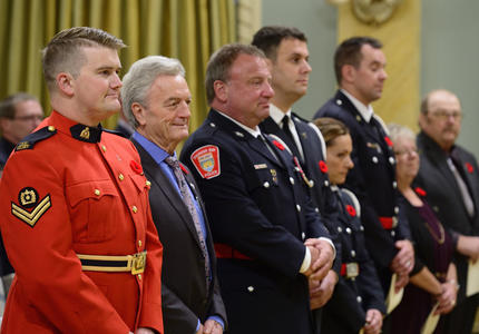 Remise de décorations pour actes de bravoure