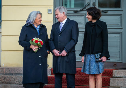 La gouverneure générale Mary Simon est debout à côté du président Sauli Niinistö et de son épouse, Mme Jenni Haukio. Son Excellence tient un bouquet de fleurs.