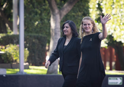 La gouverneure générale et Irma Eréndira Sandoval, secrétaire de la fonction publique, marchent côte à côte. 