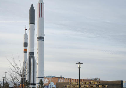 Trois fusées sont photographiées à l'extérieur.  En bas à droite, un grand panneau indique " Le Centre spatial national ".