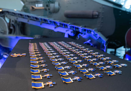Une table recouverte d'insignes de l'Ordre du mérite militaire.