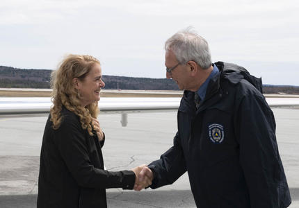 La gouverneure générale est accueillie par une personne de l'équipe de la Protection civile du Nouveau-Brunswick.