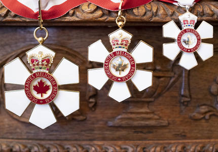 Une photo des médailles de l'Ordre du Canada