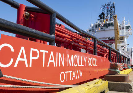 Vue de côté du navire rouge et blanc de la Garde côtière canadienne Captain Molly Kool.