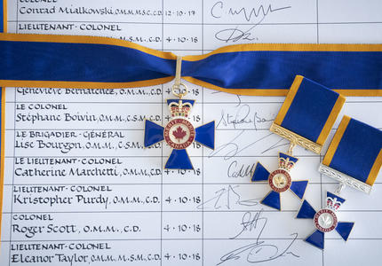 Une photo des médailles de l'Ordre du mérite militaire.