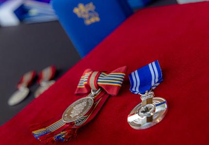 Une photo de la Médaille du souverain pour les bénévoles et de la Médaille du service méritoire.