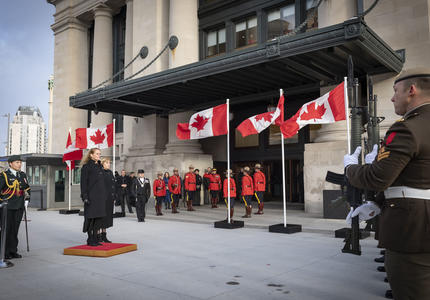 Lors de son arrivée à l’édifice du Sénat du Canada, elle a reçu le salut royal.