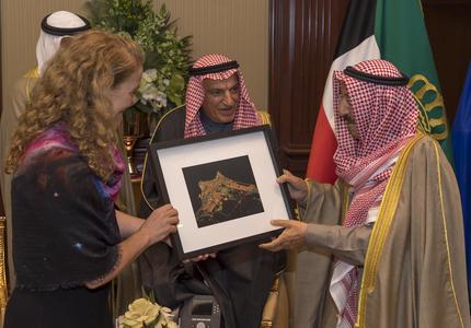 La gouverneure générale du Canada Julie Payette présente une photographie encadrée à l'émir du Koweït.