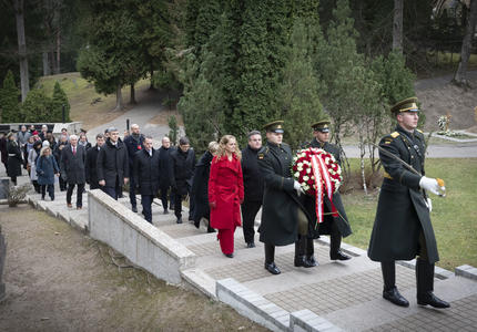 La gouverneure générale et la délégation ont marché en procession jusqu'au monument. 