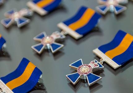 L'insigne de l'Ordre du mérite des corps policiers étalé sur une table. 
