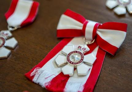Une photo de l'insigne de l'Ordre du Canada.