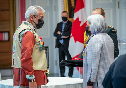  La gouverneure générale Mary Simon parle à un ancien combattant canadien. 