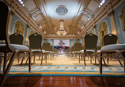 La salle de bal de Rideau Hall. Il n'y a personne dans la salle. La photo est prise à l'arrière de la salle de bal, face à l'avant.