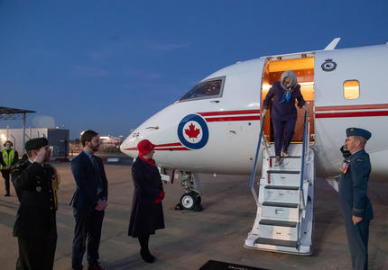 La gouverneure générale Mary Simon descend d’un avion.