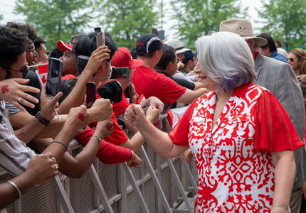 La gouverneure générale Mary Simon accueille la foule de la fête du Canada