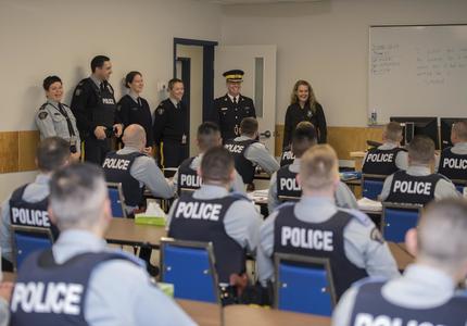 La gouverneure générale a visité l’École de la GRC, Division Dépôt, qui prépare les cadets aux situations réelles d’intervention policière.
