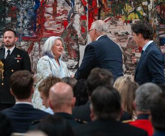 La gouverneure générale Marie Simon serre la main du ministre Bill Blair