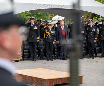 La gouverneure générale Mary Simon salue le port de l'uniforme de la Marine royale canadienne