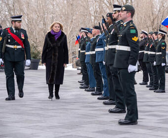 La présidente Čaputová inspecte la garde d'honneur