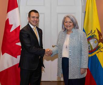 Governor General Mary Simon shakes hands with His Excellency Daniel Noboa Azín, President of the Republic of Ecuador